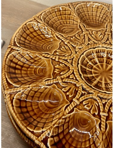 Plate for scallops / scallops - 12 pieces with center part - Sarreguemines - executed in brown pottery