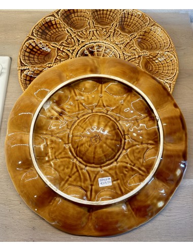 Plate for scallops / scallops - 12 pieces with center part - Sarreguemines - executed in brown pottery