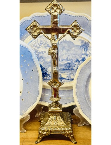 Jezus aan kruis op standaard – verchroomd metaal – bewerkt