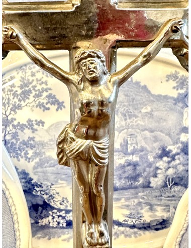 Jezus aan kruis op standaard – verchroomd metaal – bewerkt