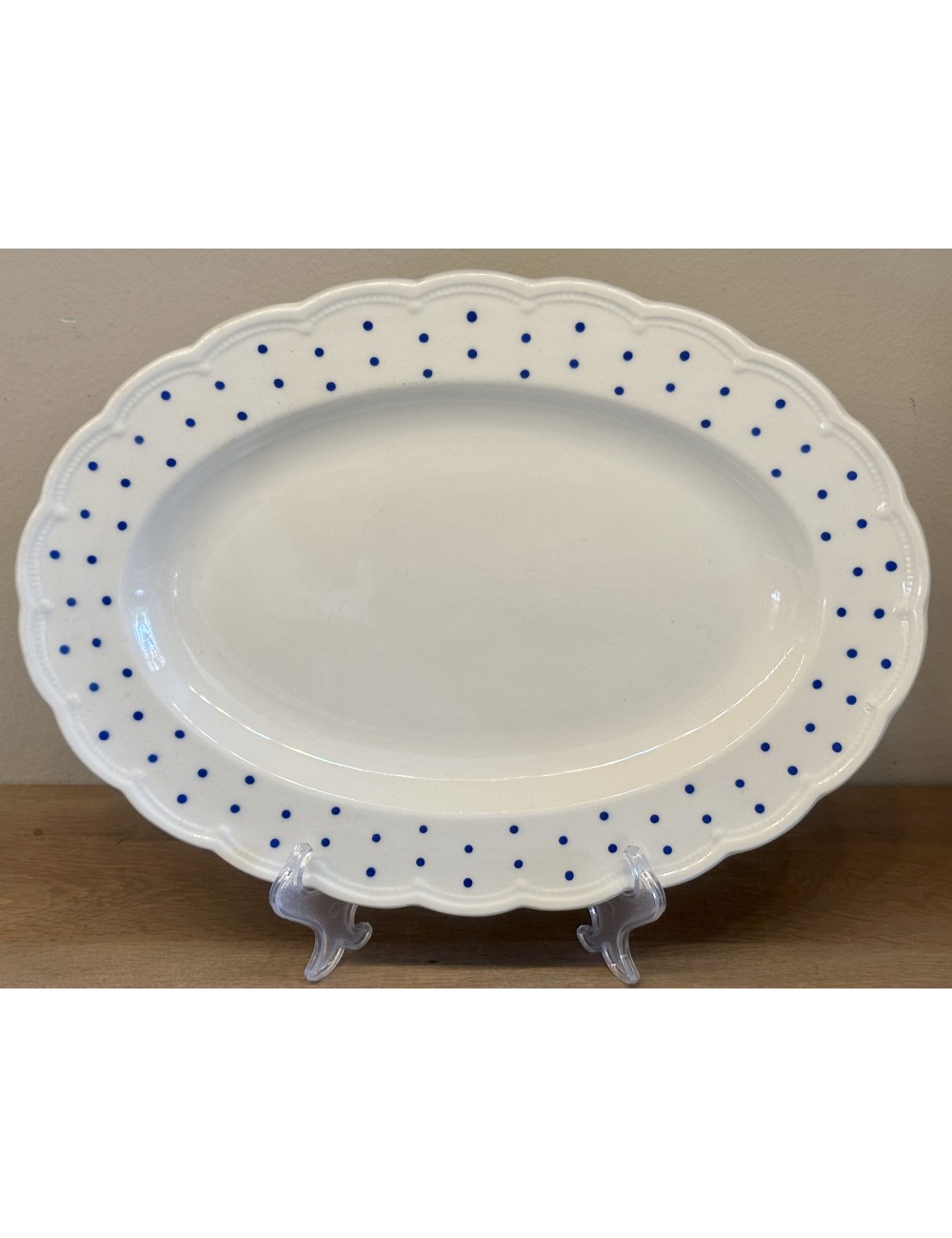 Plate - flat oval model - Boch - shape FESTIVAL - décor with blue dots/spheres
