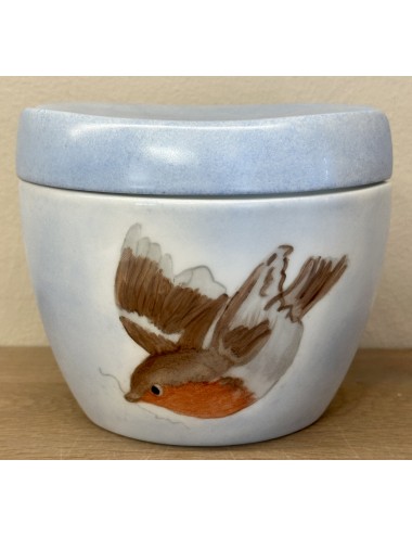 Lidded pot - Furstenberg - executed in porcelain - Louise 2002 with a robin - elliptical