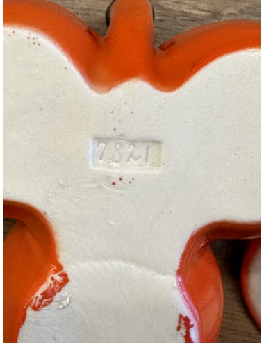 Mosterdstelletje - ongemerkt met nummer 7821 onderop - uitgevoerd in porselein met oranje/zwarte kleur