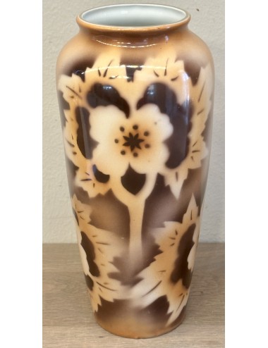 Vaas - Victoria Czechoslovakia - spritzdecor uitgevoerd op porselein in bruin