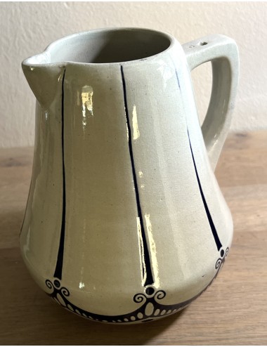 Kan / Waterkan - in grès - ongemerkt - uitgevoerd in donkerblauw op grijs met Art Nouveau figuren