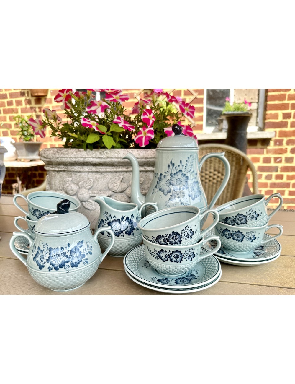 Coffee set consisting of coffee pot, sugar bowl, milk jug and 6 cups and saucers - Royal Sphinx