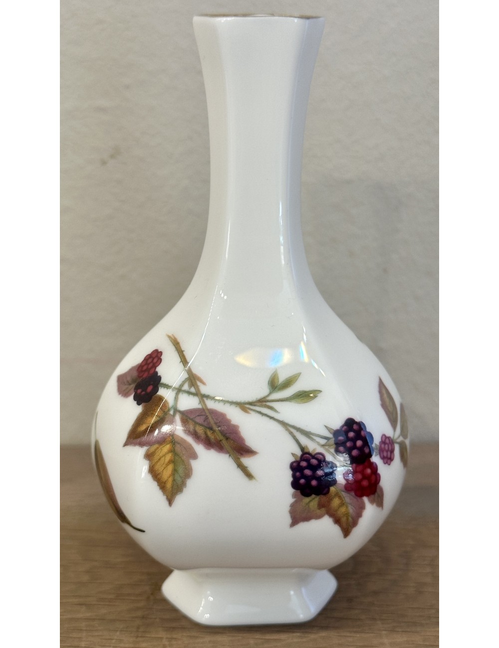 Vase - smaller model - Royal Worcester - décor ARDEN of blackberries and a peach