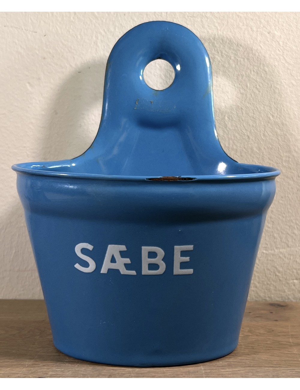 Houder voor SAEBE (zeep) - ophangmodel - Deens emaille? (gemerkt met GM) - geheel blauwe uitvoering