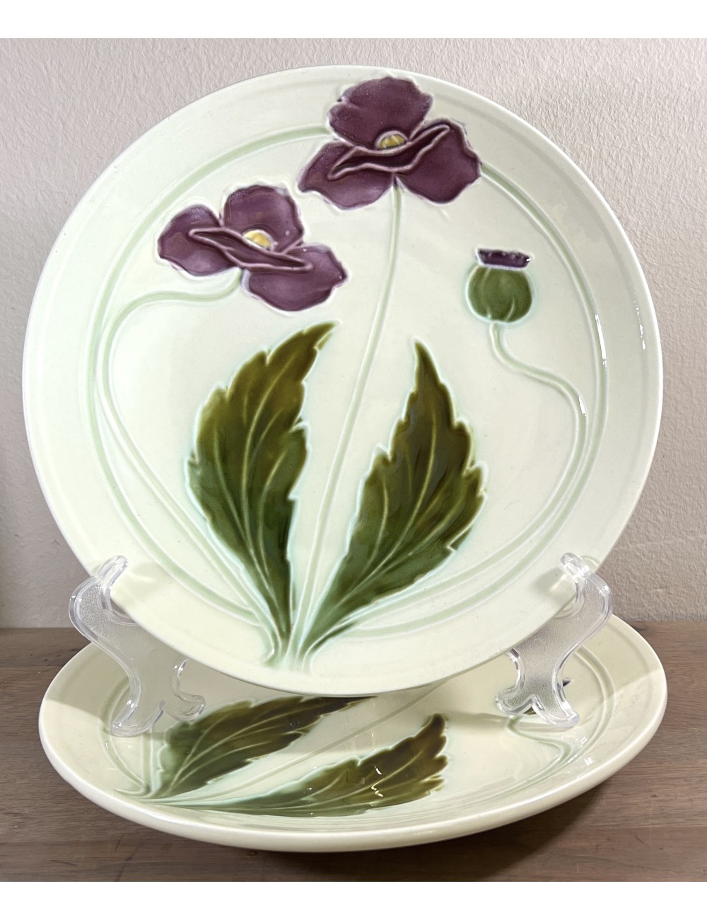 Decorative plate / Plate - unmarked - barbotine décor of purple/lilac poppies on light green background