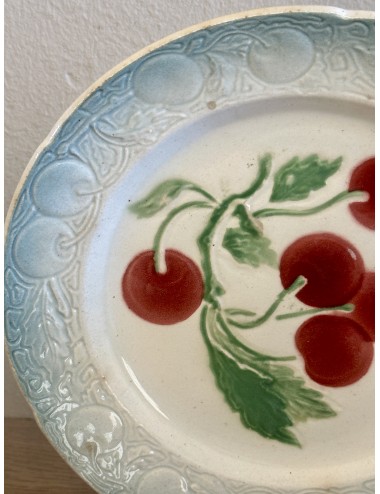 Ontbijtbord / Dessertbord - K.G. St. Clément - barbotine - décor van rode kersen en groene reliëf rand