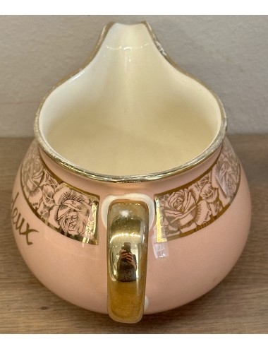 Melkkan - Villeroy & Boch Mettlach - uitgevoerd in roze met goudkleurige decoratie en tekst 'NOUS DEUX'