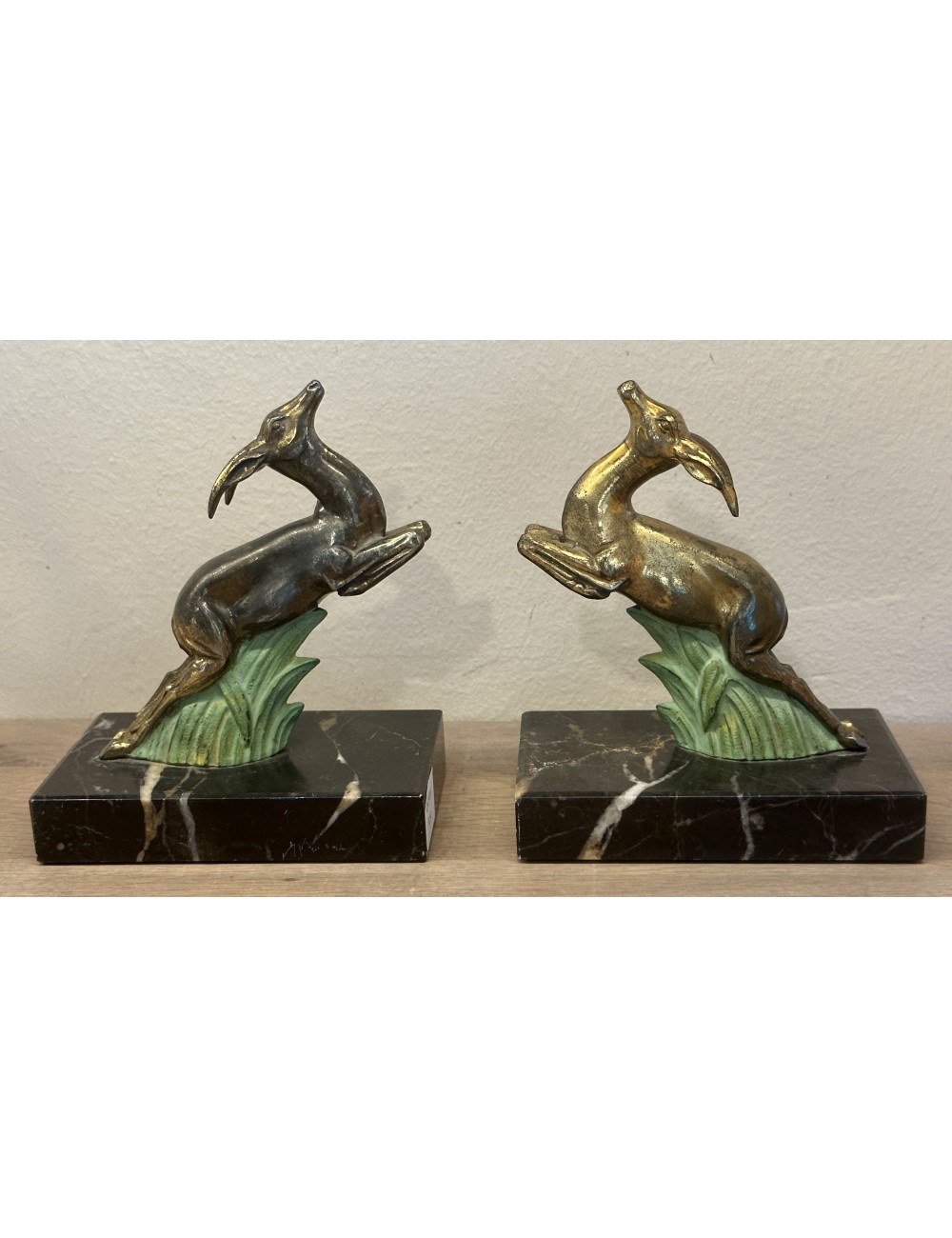 Bookends - 2 pieces - executed in a black marble base with deer/ree in spelt 