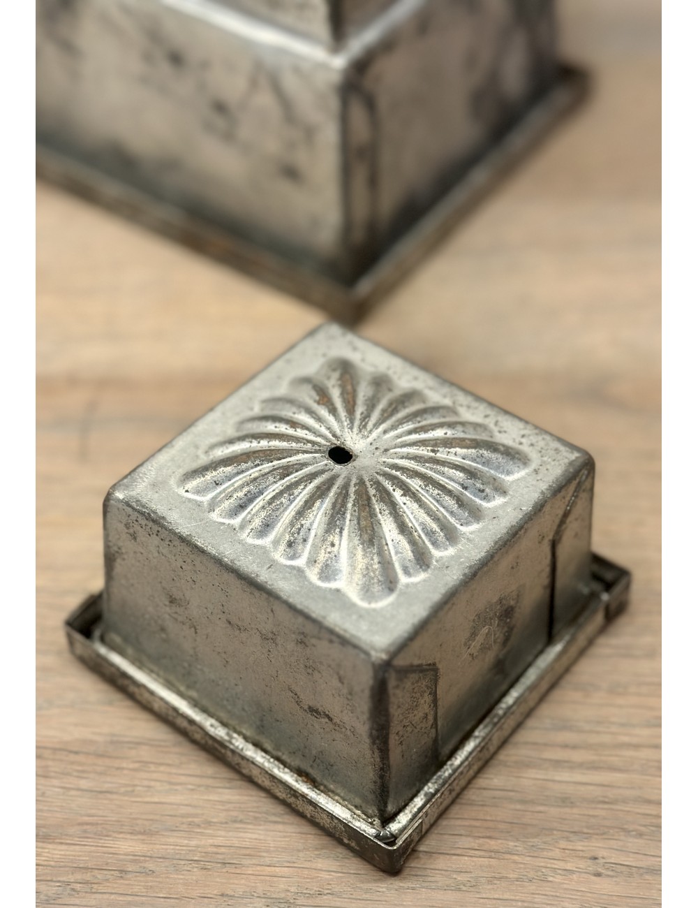 https://www.ramblingrose.nl/18794-large_default/ice-mold-smaller-square-metal-model-in-2-parts.jpg