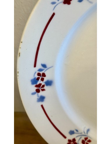 Schaal - plat, ovaal, model - St. Amand Ceranord - décor SENLIS uitgevoerd in blauw/rood spuitdecor