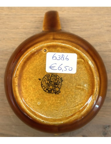 Melkkan - Boch - vorm TRIANON uitgevoerd in bruine kleur