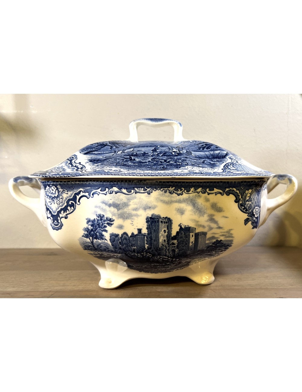 Soup tureen / Tureen - Johnson Bros England - décor OLD BRITAIN CASTLES executed in blue