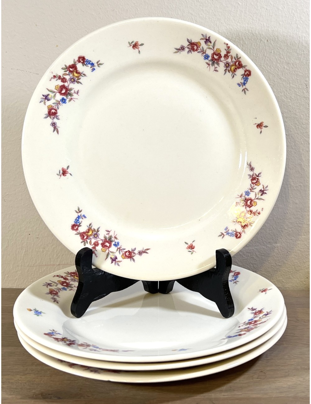 Breakfast plate / Dessert plate - Petrus Regout - décor with small roses and scattered flowers