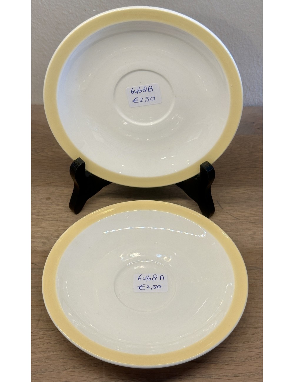Saucer - Royal Sphinx - version with an ochre yellow rim about 1 cm. wide