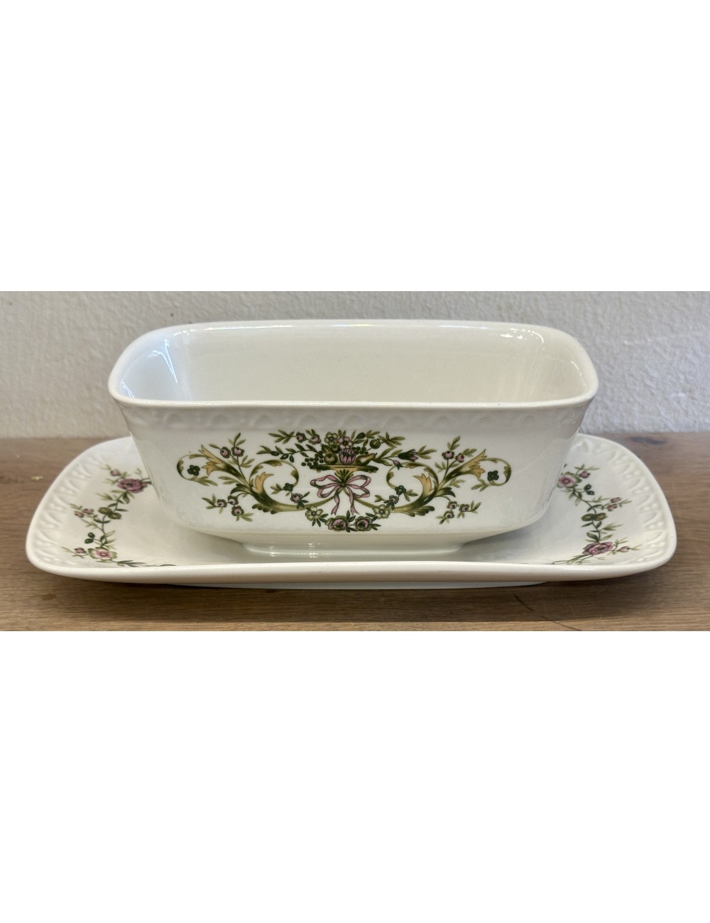 Gravy boat / Sauce bowl - Villeroy & Boch - décor TRIANON with green/pink decoration in refractory porcelain