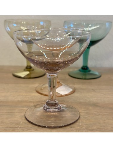 Likeurglas - ongemerkt - uitgevoerd in paars gekleurd glas