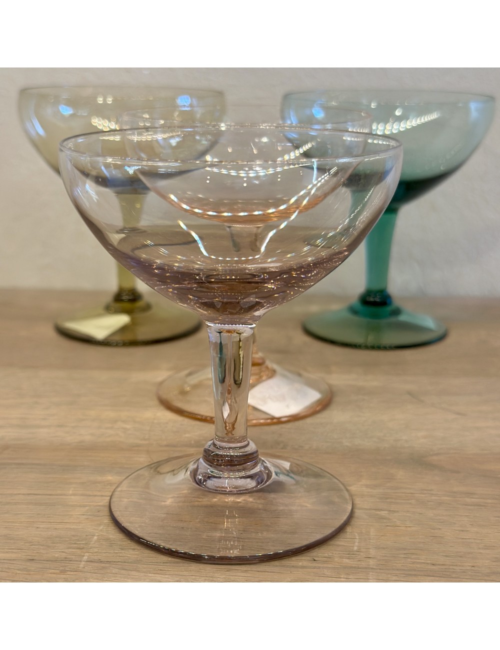 Likeurglas - ongemerkt - uitgevoerd in paars gekleurd glas
