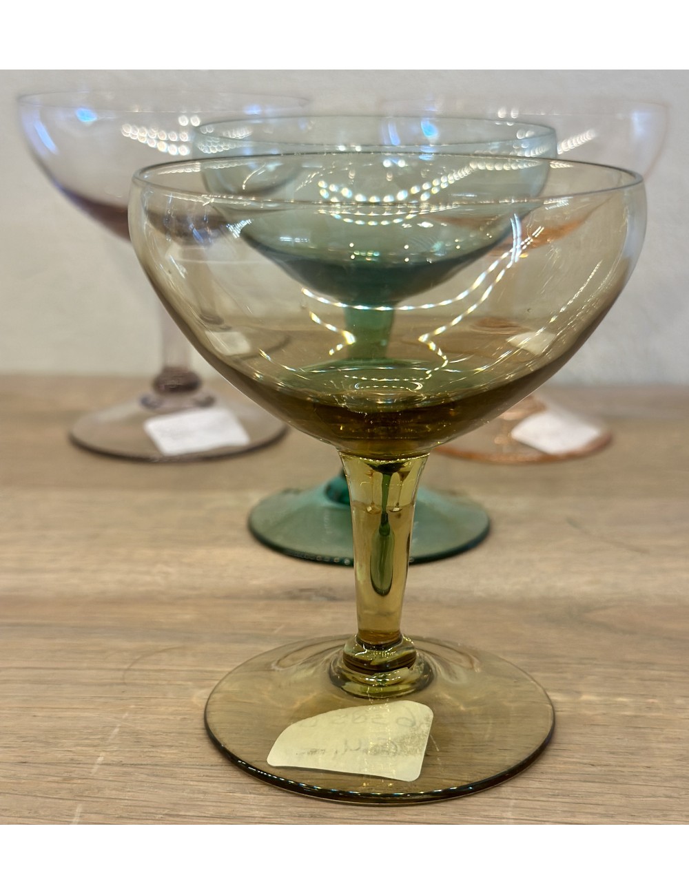 Likeurglas - ongemerkt - uitgevoerd in bruin/rookglas gekleurd glas