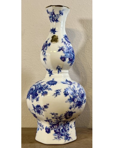 Vaas - Boch (stickerrestantje), gemerkt de Wolf (Boch Porcelaine) - décor FLEURS DE SAXE uitgevoerd in blauw