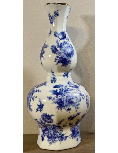 Vaas - Boch (stickerrestantje), gemerkt de Wolf (Boch Porcelaine) - décor FLEURS DE SAXE uitgevoerd in blauw