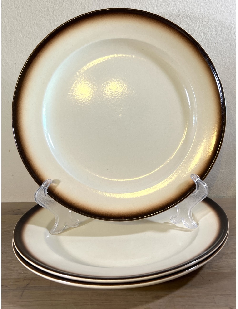 Dinerbord / Eetbord - Boch - décor SIERRA (stoneware?) uitgevoerd in crème met een bruine rand