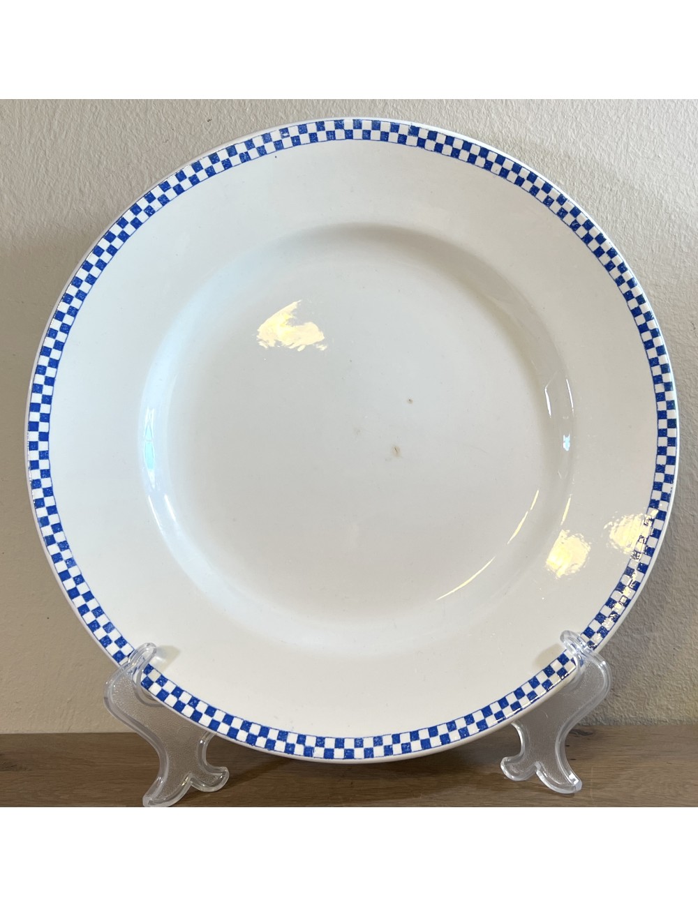 Plate - round model - Opaque de Sarreguemines Geschutzt - décor with border of blue cubes