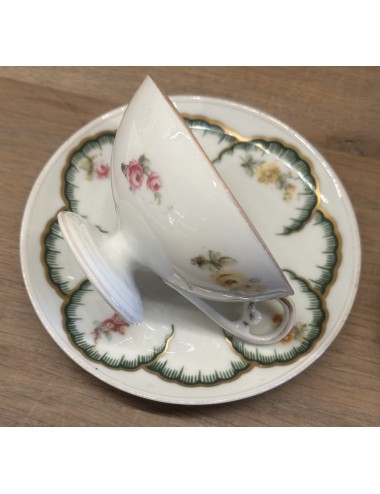 Set, 4-delig, in porselein van een koffie- of theepotje op voet, melkkan en 2 kop- en schotels 