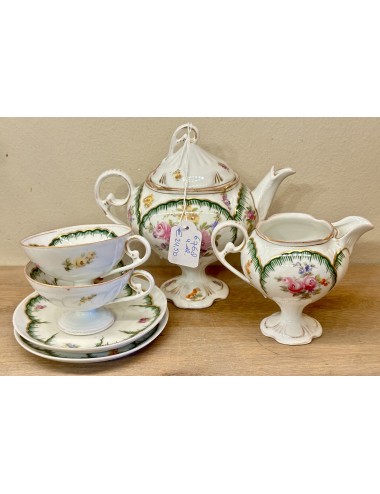 Set, 4-piece, in porcelain of a coffee or tea pot on foot, milk jug and 2 cups and saucers