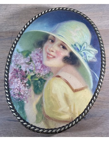 Doos - ovaal model - voor chocolade oid? - afbeelding van een jonge vroum met hoed en bloemen