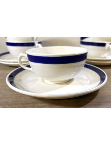 Koffiekop plus schotel - Boch - vorm PARIS - décor uitgevoerd in crème/wit met (donker)blauw/koningsblauwe rand