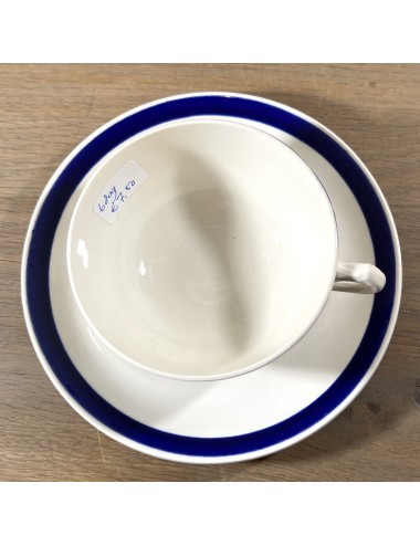 Koffiekop plus schotel - Boch - vorm PARIS - décor uitgevoerd in crème/wit met (donker)blauw/koningsblauwe rand 