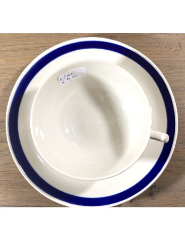 Koffiekop plus schotel - Boch - vorm PARIS - décor uitgevoerd in crème/wit met (donker)blauw/koningsblauwe rand