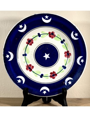 Deep plate / Soup plate / Pasta plate - Nimy - décor in red and green with a white star in the center
