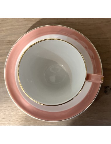 Kop en schotel - Societe Ceramique Maestricht - uitgevoerd in pastel roze kleur