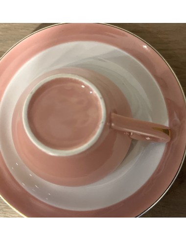 Kop en schotel - Societe Ceramique Maestricht - uitgevoerd in pastel roze kleur