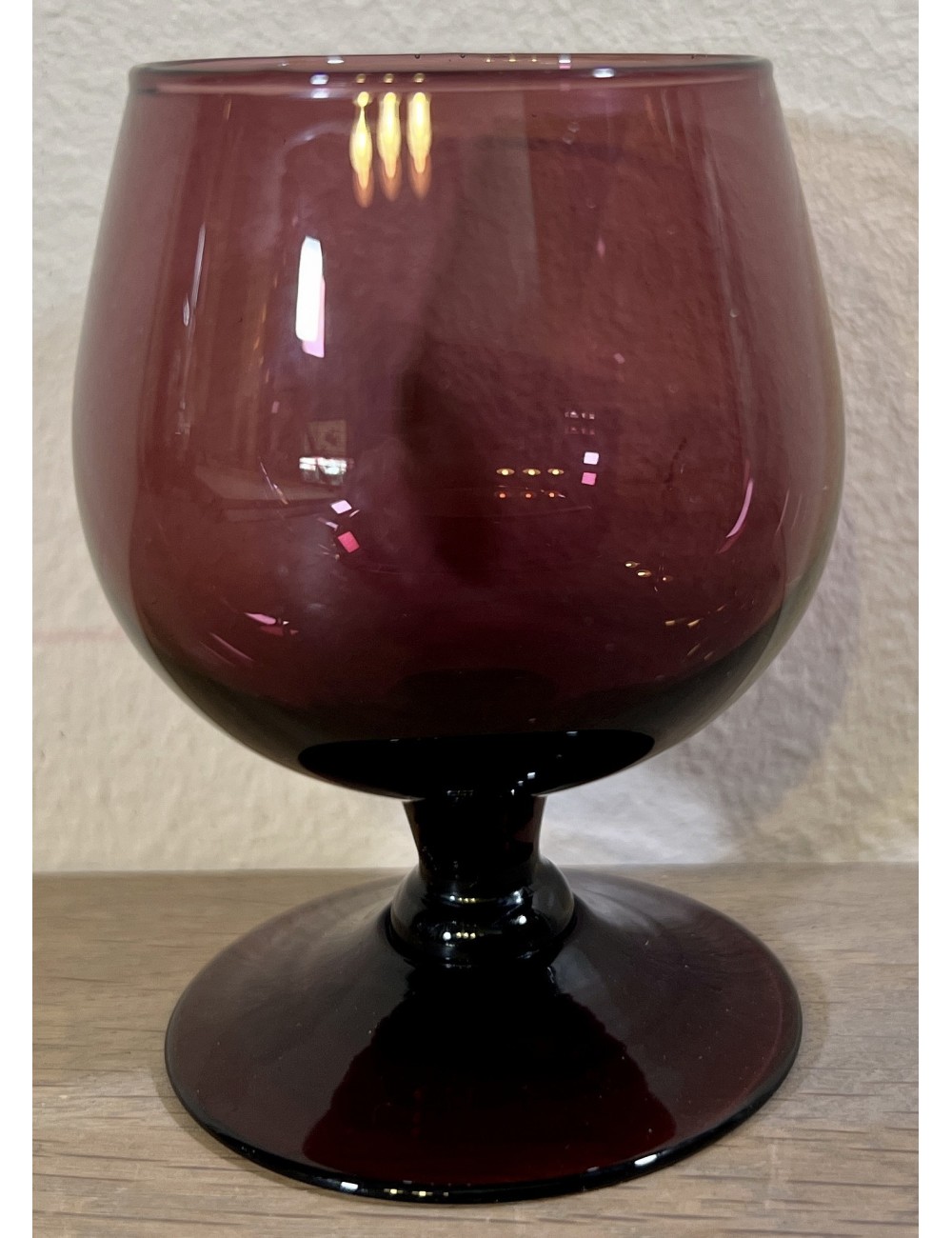 Likeurglas / Borrelglas - vintage - ongemerkt - in donkerrode kleur met gelijkgekleurde voet