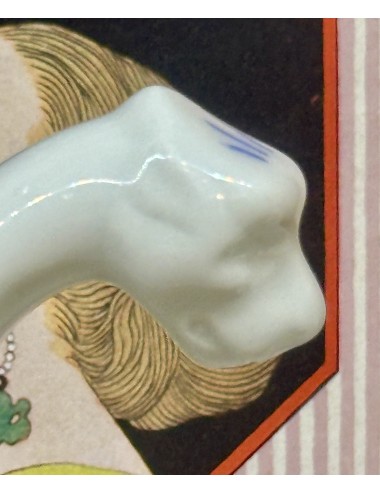 Juskom / Sauskom - vast onderschaal - Petrus Regout - wit porseleinen model met drakenkop en blauwe filets en reliëf