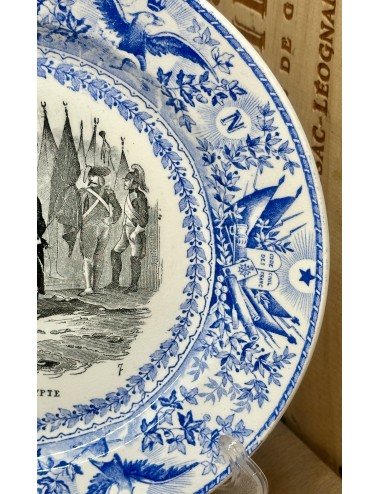 Plate / Decorative plate - Societe Ceramique Maestricht - décor NAPOLEON executed in black with bright blue border