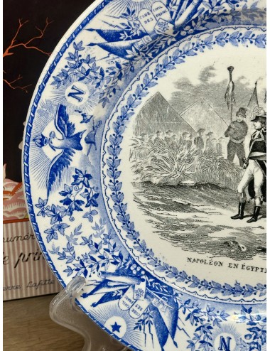 Plate / Decorative plate - Societe Ceramique Maestricht - décor NAPOLEON executed in black with bright blue border