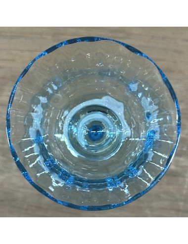 Likeurglas op hoge, slanke, stam met getorst glas - uitgevoerd in azuurblauw glas