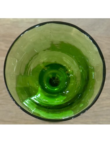 Likeurglas op hoge, slanke, stam met getorst glas - uitgevoerd in groen glas
