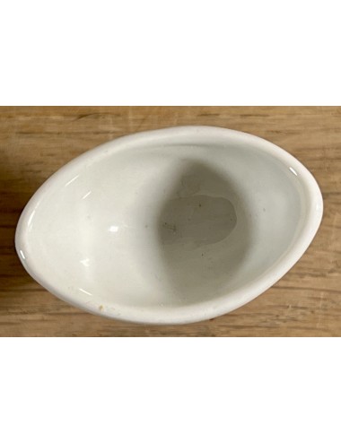 Eye Bath / Eye Glass - white porcelain model - unmarked - bottom foot is closed