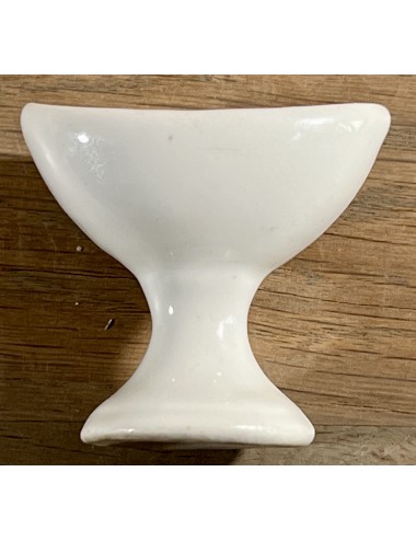 Eye Bath / Eye Glass - white porcelain model - unmarked - bottom foot is closed