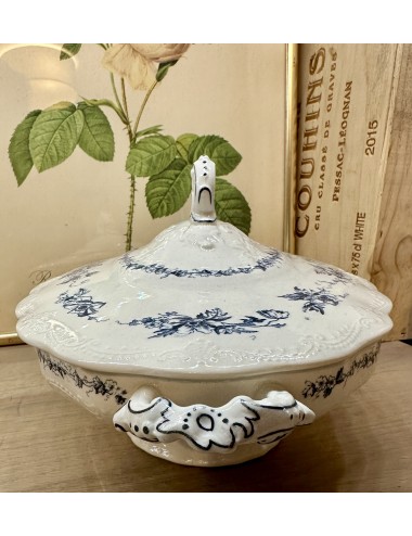 Tureen / Cover dish - oval model - Petrus Regout - model MAASTRICHT - décor COQUELICOT in blue