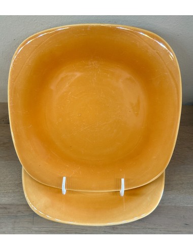 Dinner plate - Boch - model SATURNE in square design and executed in orange
