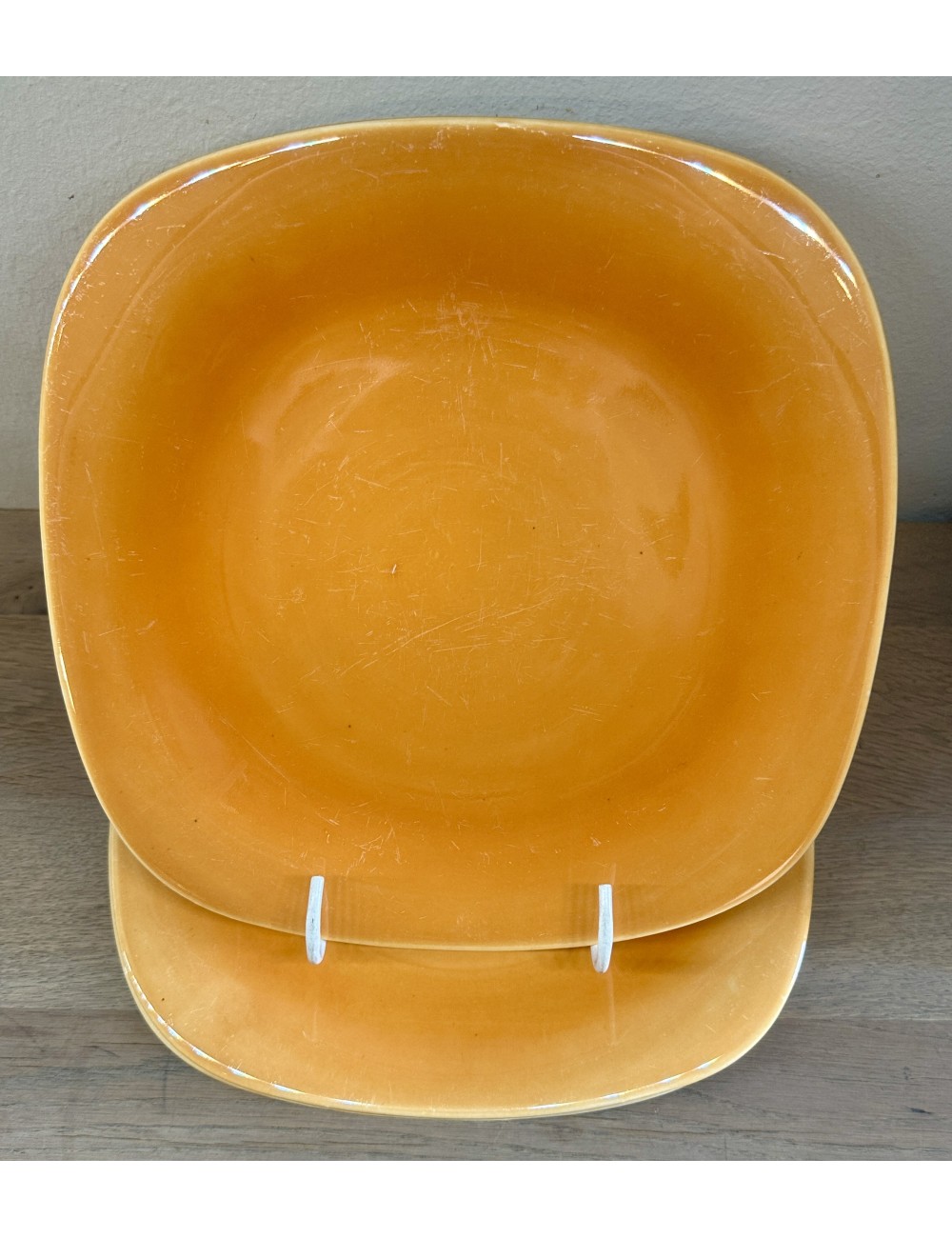 Dinerbord / Eetbord - Boch - model SATURNE in vierkante vormgeving en uitgevoerd in oranje